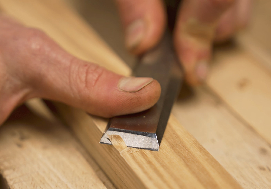Travail du bois à la main